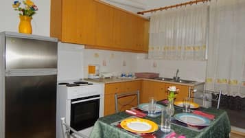 Apartamento, 2 habitaciones, balcón, vistas a la montaña | Cocina básica privada | Frigorífico grande, horno, placa de cocina y cafetera o tetera