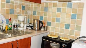 Apartamento, balcón, vistas a la ciudad (Penthouse) | Cocina básica privada | Frigorífico grande, horno, placa de cocina y cafetera o tetera