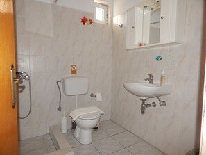 Standard Studio | Bathroom | Shower, free toiletries, towels - Tripoli Apartments & Rooms (Tripoli)