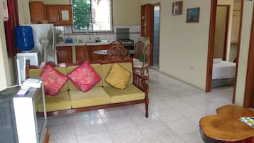 Family Townhome, 1 Bedroom, Non Smoking, City View | Living area