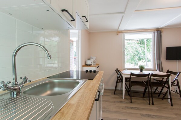 Bungalow, 1 slaapkamer | Privékeuken | Een koelkast met diepvriezer, een oven, een kookplaat