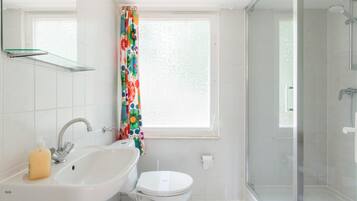 Bungalow, 1 phòng ngủ | Phòng tắm | Buồng tắm vòi sen, vòi sen phun mưa, máy sấy tóc, khăn tắm