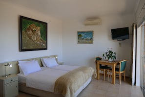Comfort-Apartment, Buchtblick | Hochwertige Bettwaren, Zimmersafe, Bügeleisen/Bügelbrett