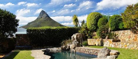 Piscine extérieure, chaises longues