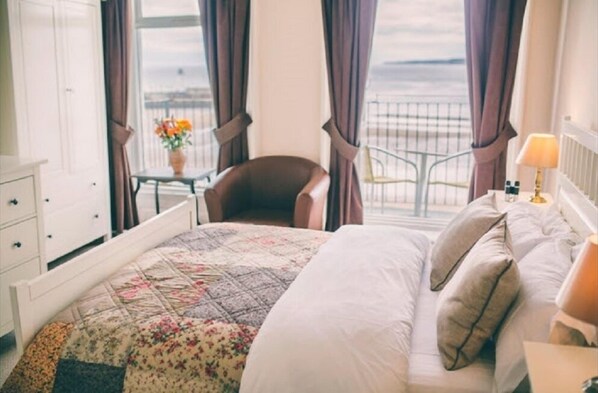 King Sized Double Room with Seaview | Blackout drapes, free WiFi, bed sheets