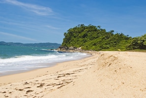 Beach nearby, beach umbrellas - Sofistic Hotel (Itapema)
