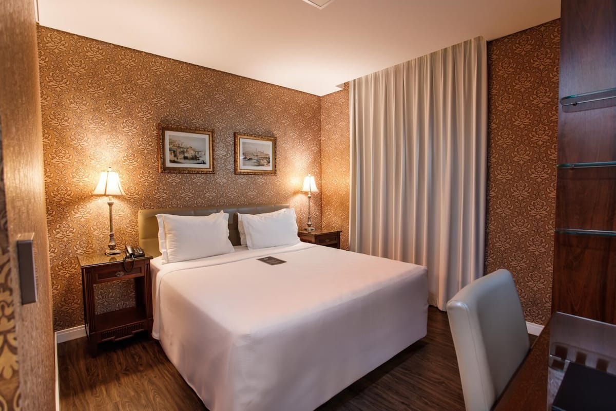 2 bedrooms, minibar, in-room safe, desk