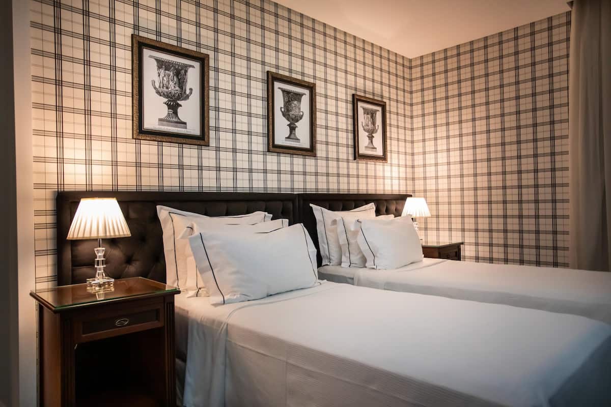 2 bedrooms, minibar, in-room safe, desk