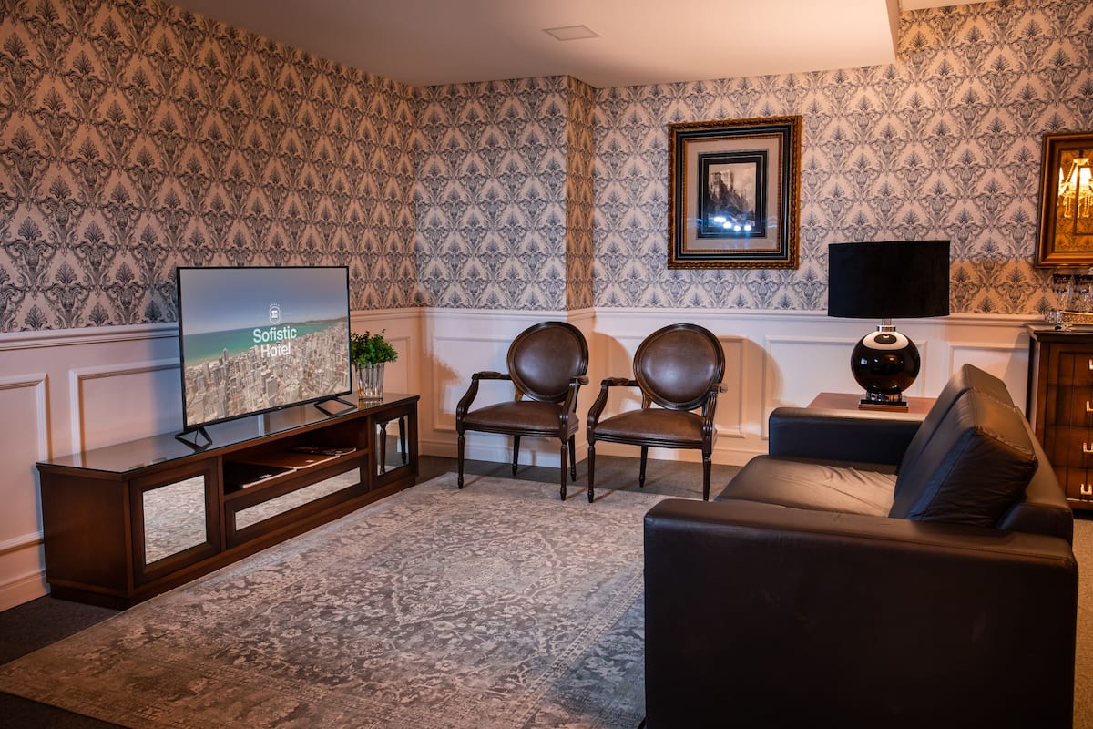 Grand Suite (Luxury) | Living area | 39-inch flat-screen TV with digital channels, TV, Netflix