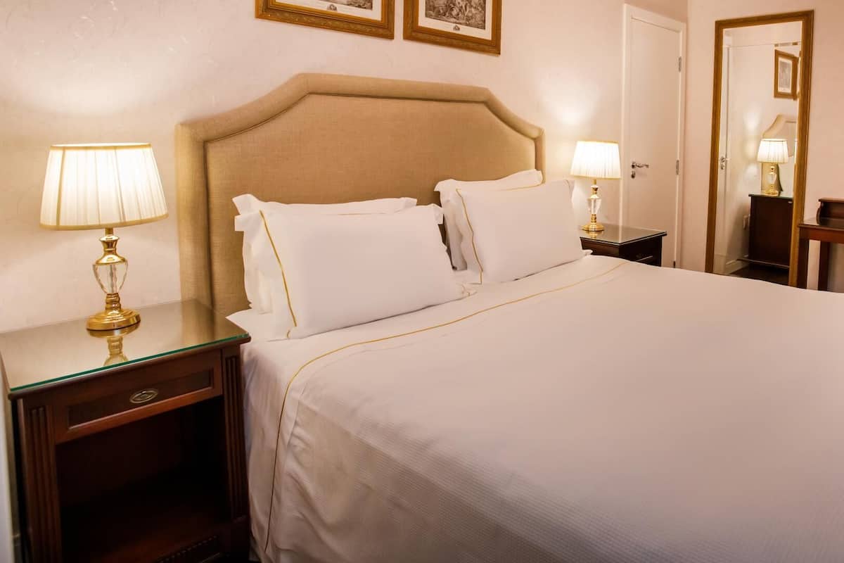 2 bedrooms, minibar, in-room safe, desk