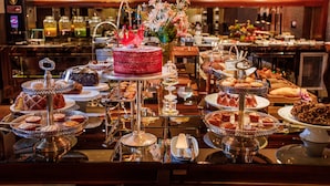 Un bufé con diversos postres y pasteles.