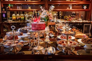 Café da manhã com buffet grátis todos os dias