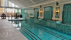 Una piscina con paredes y bancos de azulejos a lo largo de los bordes.