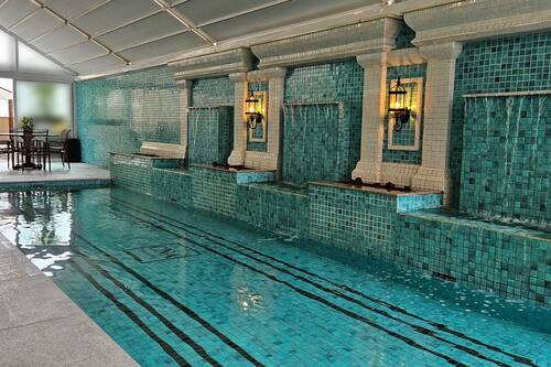 Piscine intérieure, piscine extérieure, 9 h à 22 h, parasols