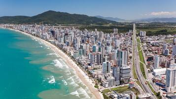 Perto da praia, guarda-sóis