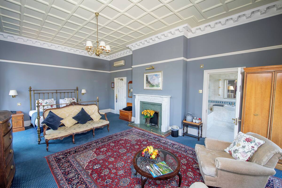 luxury room | desk, soundproofing, free wifi, bed sheets