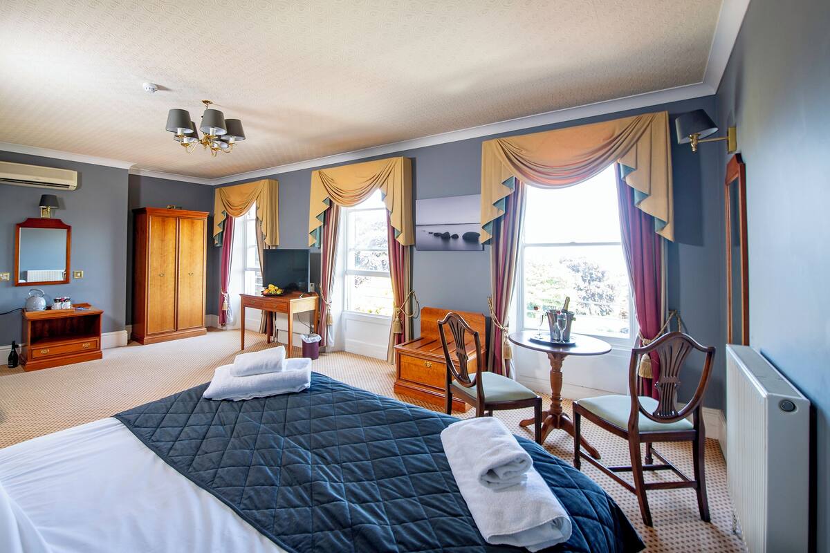 junior suite | desk, soundproofing, free wifi, bed sheets