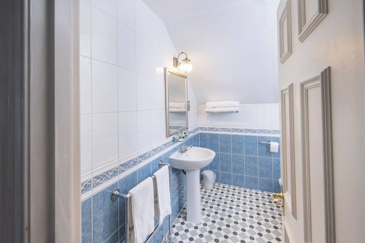 standard double room | bathroom | hair dryer, towels, soap, shampoo