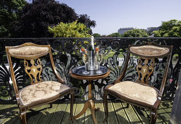 スイート キングベッド 1 台 シービュー | デスク、防音設備、WiFi (無料)、ベッドシーツ