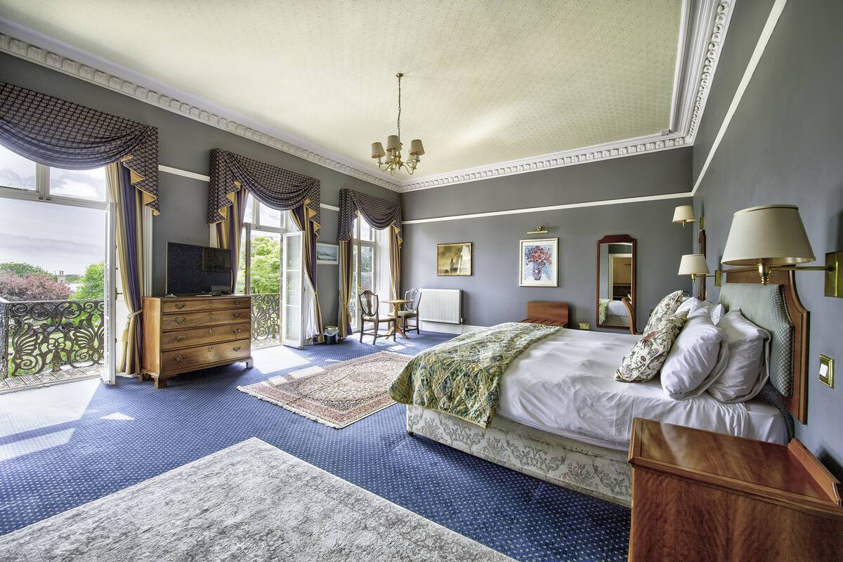 desk, soundproofing, free wifi, bed sheets