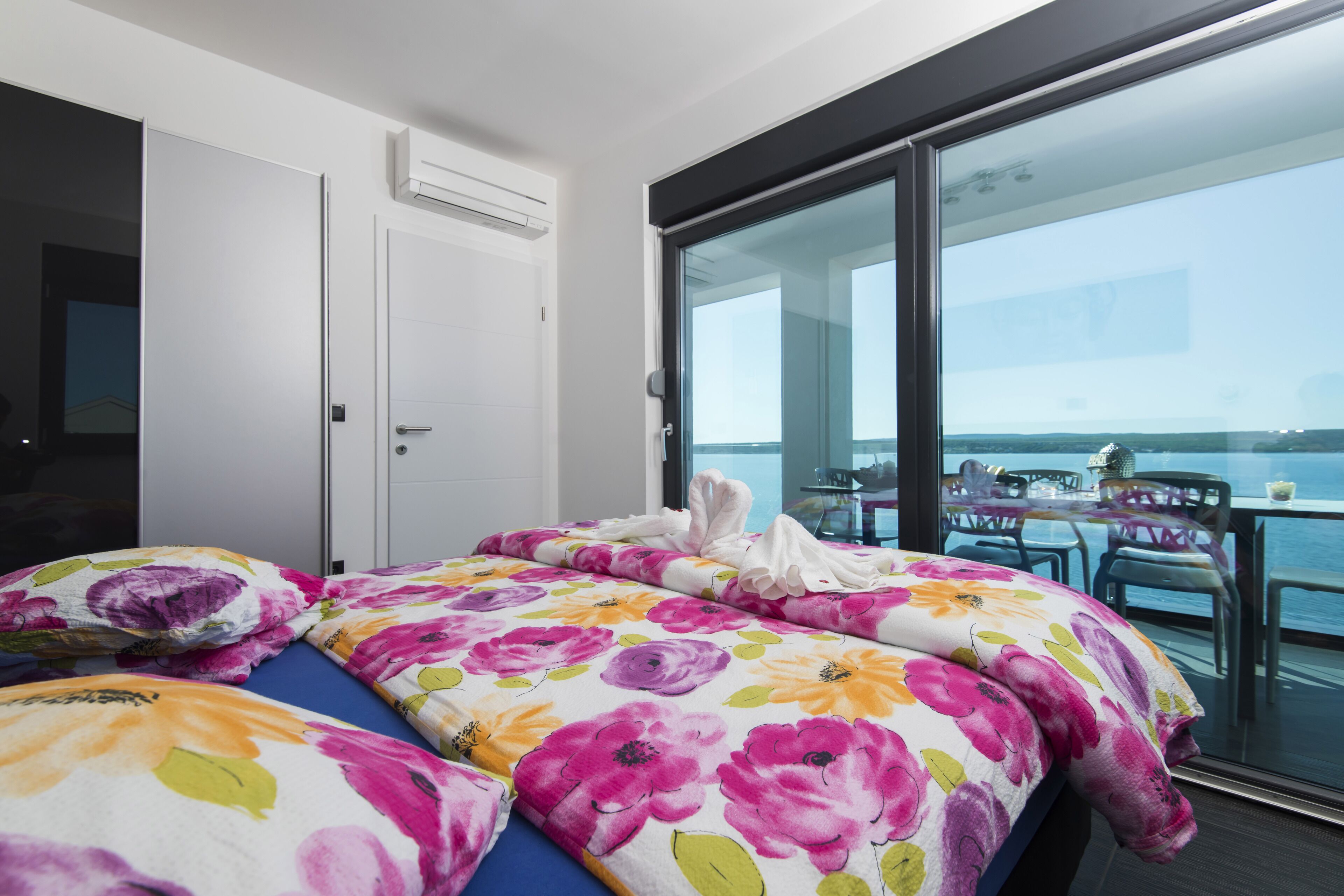 Deluxe Penthouse | Premium bedding, individually decorated, soundproofing, free WiFi