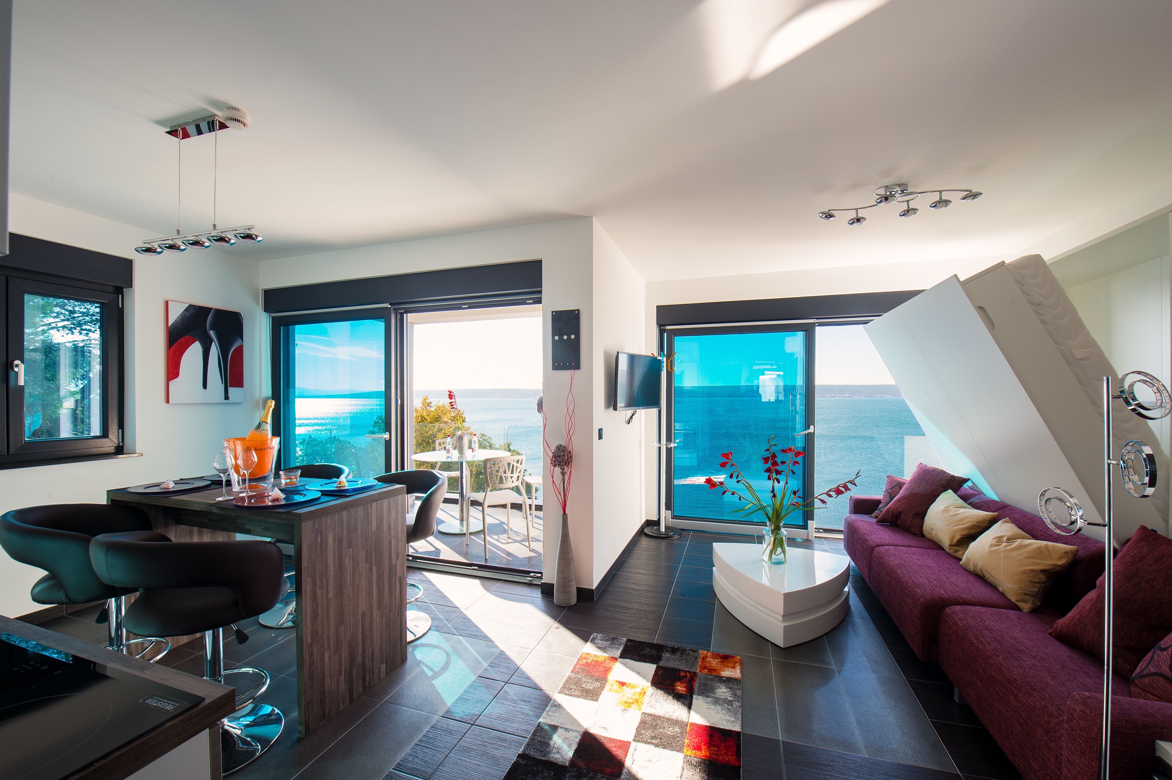 エクスクルーシブ アパートメント シービュー | リビング エリア | 薄型テレビ