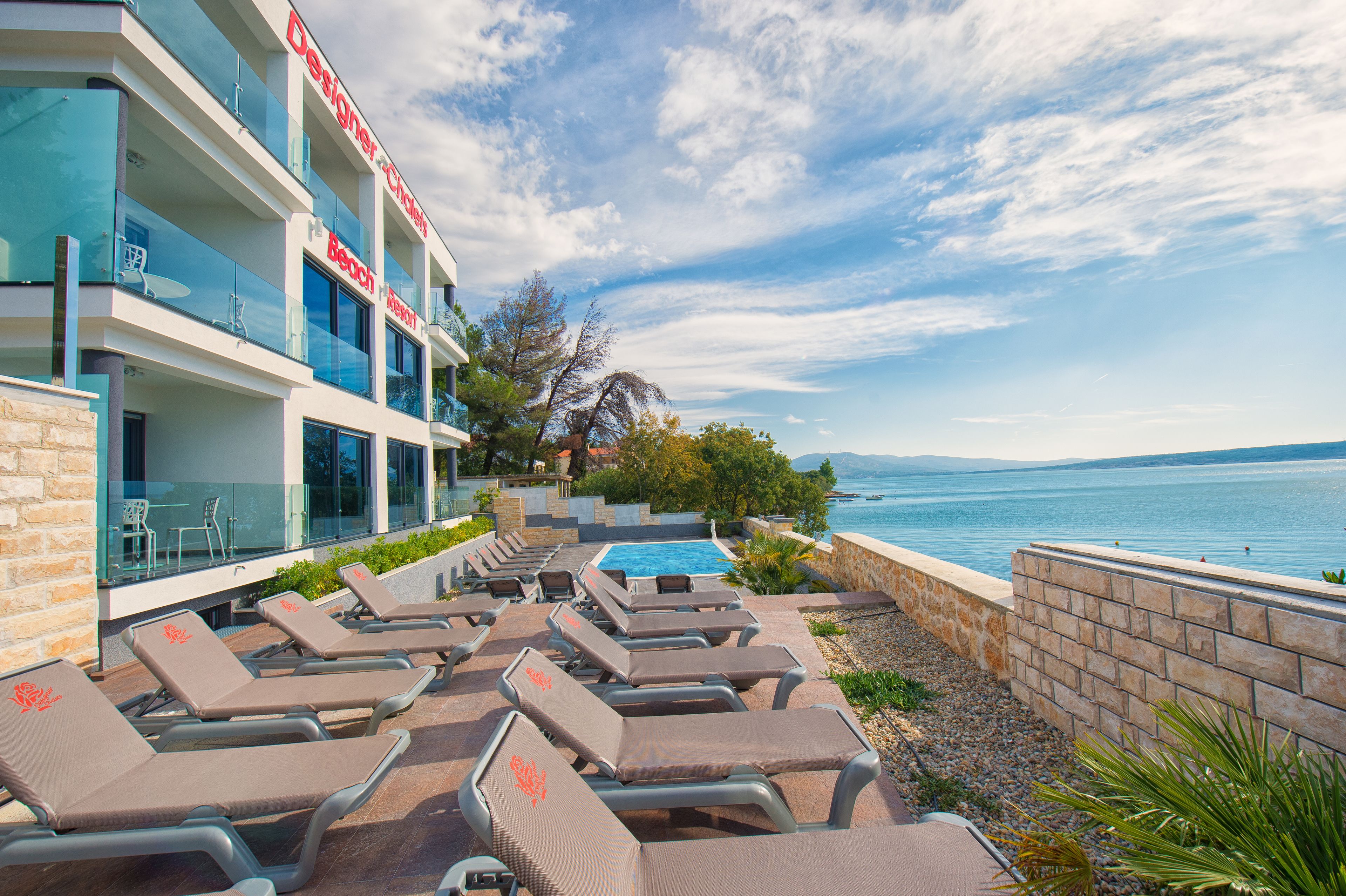 屋外プール、営業時間 9:00 ～ 20:00、プール パラソル、サンラウンジャー