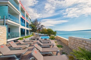 室外游泳池,09:00 至 20:00 开放,池畔遮阳伞,日光浴躺椅