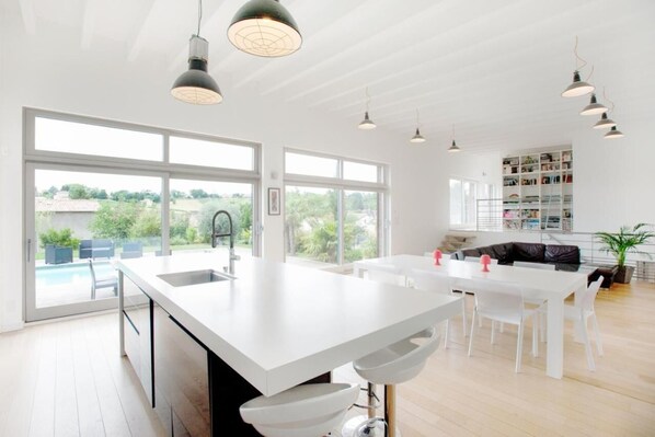 Een minikoelkast, een koffiezetapparaat/waterkoker, een waterkoker