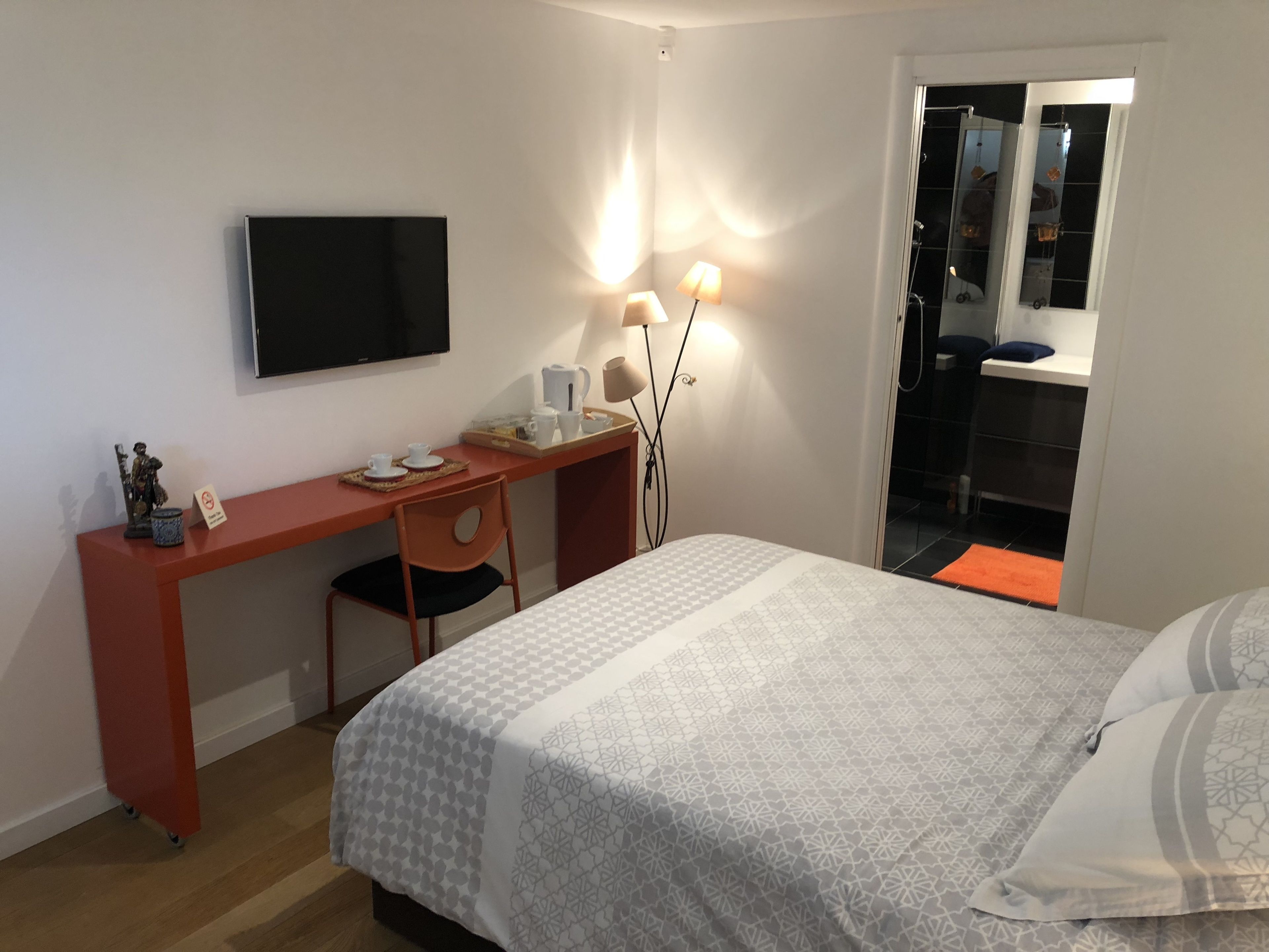 Phòng tiện nghi đơn giản | Nệm cao su hoạt tính (memory foam), trang trí khác biệt 