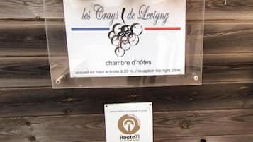 Een bordje voor 'les Crays de Levingy', receptie bevindt zich 20 meter rechts.