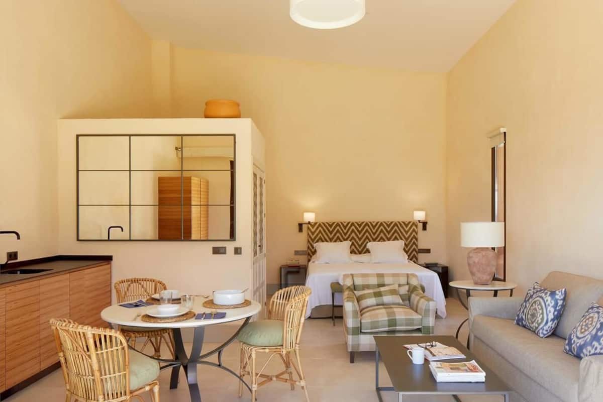 Loft | Een minibar, een kluis op de kamer, geluiddichte muren