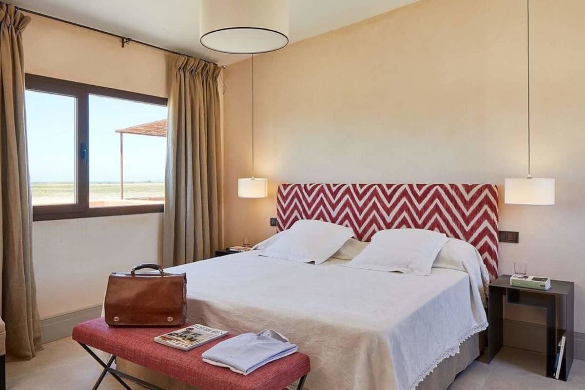 Suite, patio | Een minibar, een kluis op de kamer, geluiddichte muren