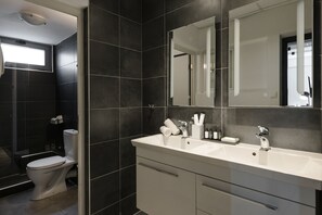 Acropolis Suite | Baño | Regadera, regadera tipo lluvia, amenidades de baño ecológicas 