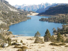 Un lago rodeado de montañas y vegetación escasa.