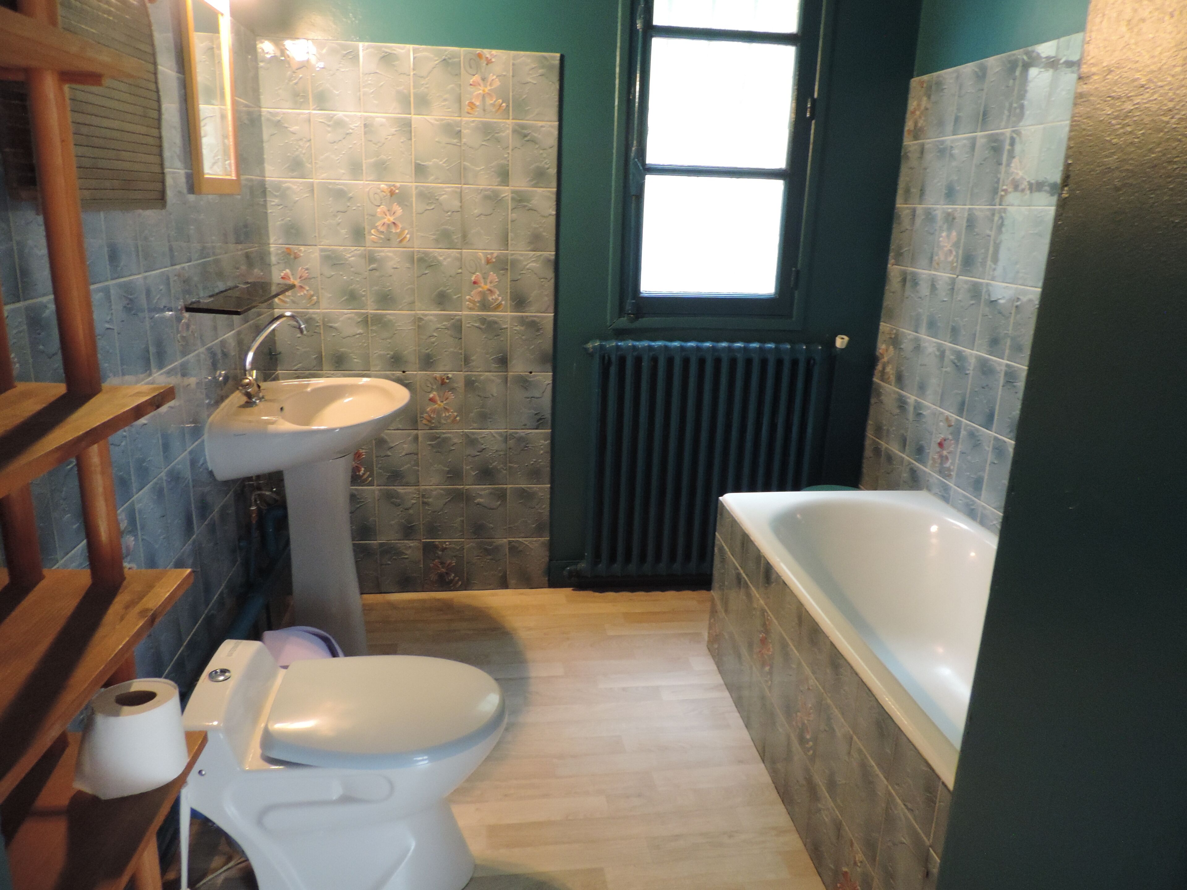 Un baño con inodoro, lavabo y bañera.