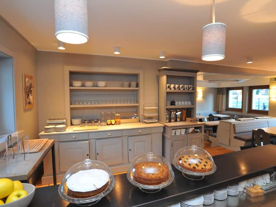 Melayani makan siang dan makan malam