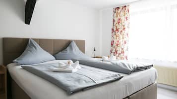 Triple Room | Desk, free WiFi, bed sheets