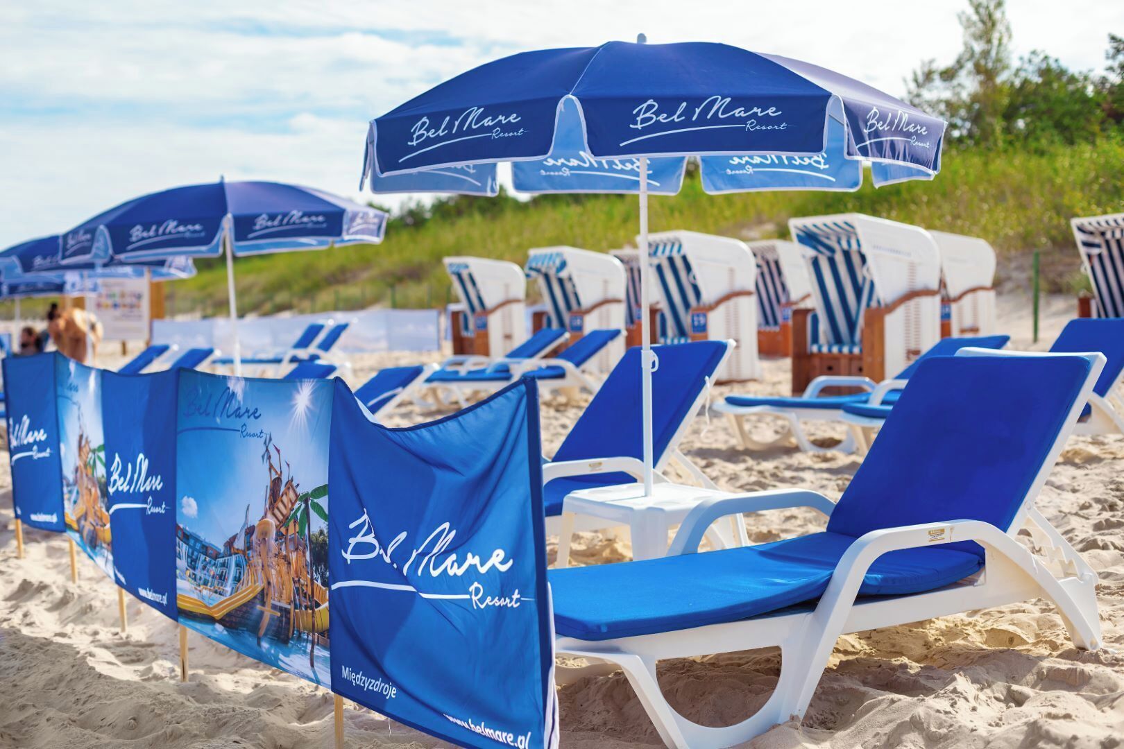 Privat strand i nærheten, hvit sand og strandbar