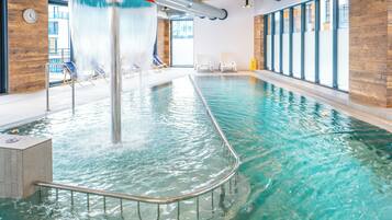 Piscina coperta, lettini