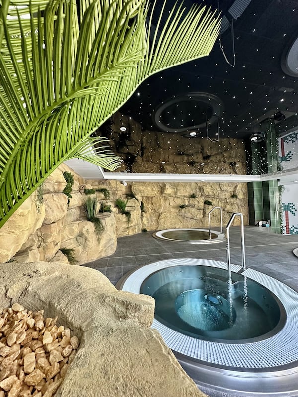 Indoor pool, sun loungers