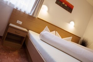 Värdeförvaringsskåp på rummet, skrivbord och gratis barnsängar