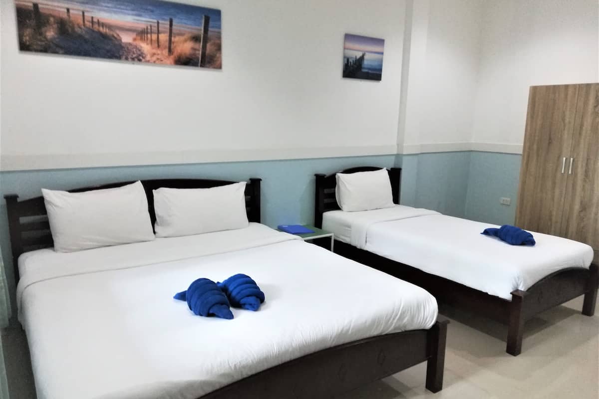 Quarto triplo clássico | Cofres nos quartos, Wi-Fi de cortesia, roupa de cama