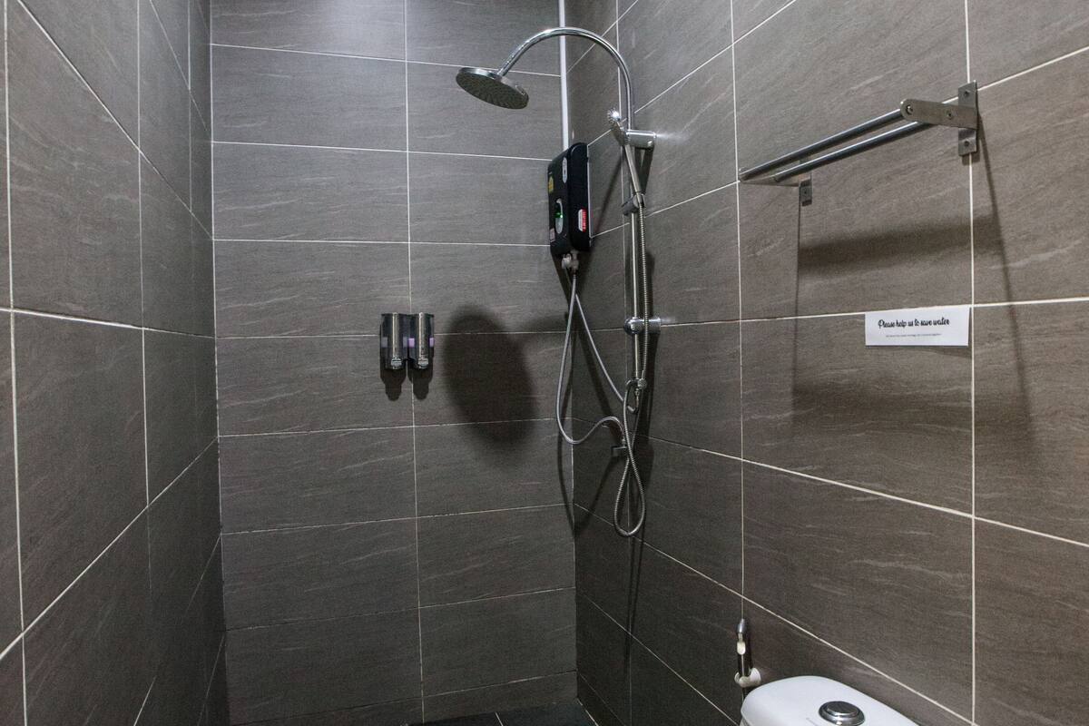 shower, free toiletries, hair dryer, towels