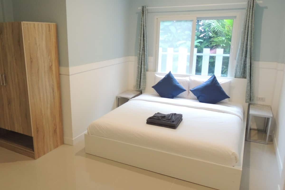 Quarto casal standard | Cofres nos quartos, Wi-Fi de cortesia, roupa de cama