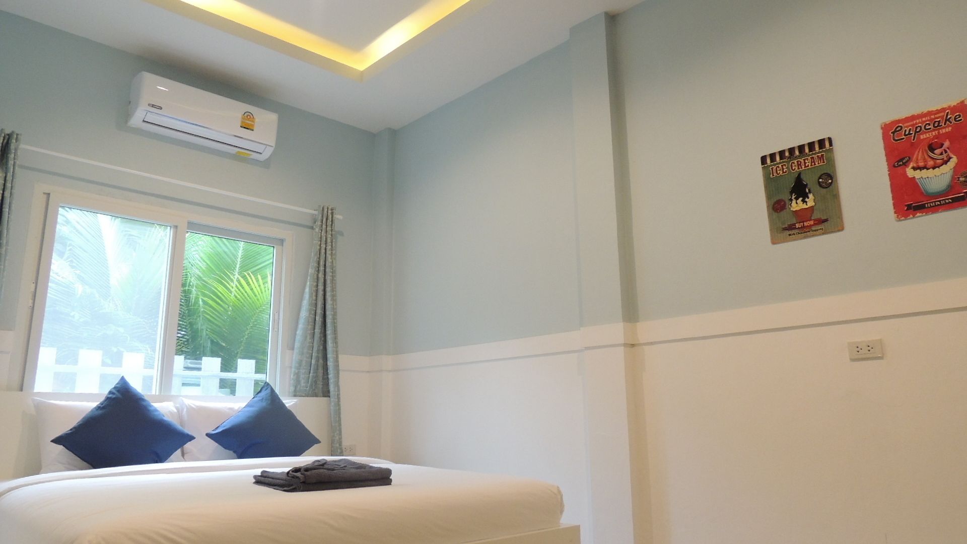 standard double room | in-room safe, free wifi, bed sheets