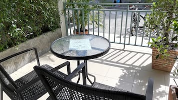 Standard Double Room with Terrace | ๊ฐ์ค ๋ด ๊ธ๊ณ , ๋ฌด๋ฃ WiFi, ์นจ๋ ์ํธ