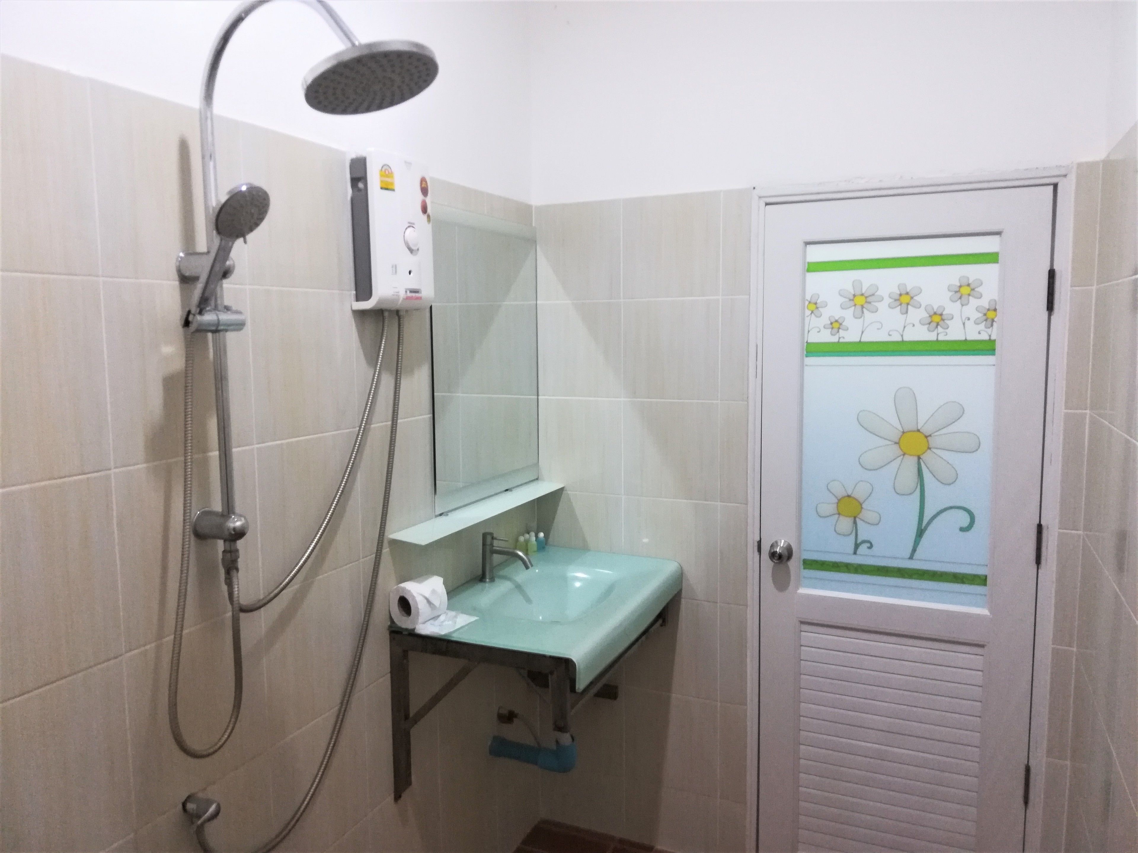 classic triple room | bathroom | shower, free toiletries, hair dryer, towels