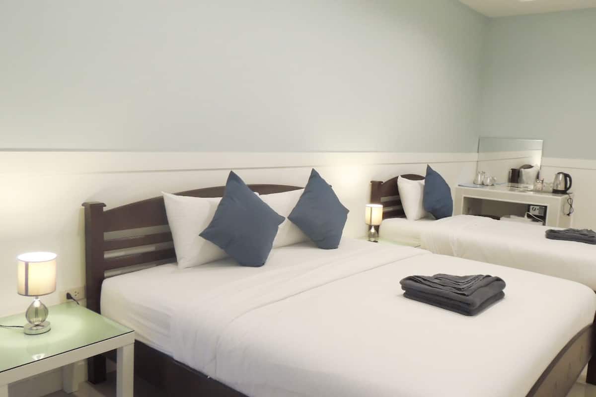 Triple Room with Terrace | Cofres nos quartos, Wi-Fi de cortesia, roupa de cama
