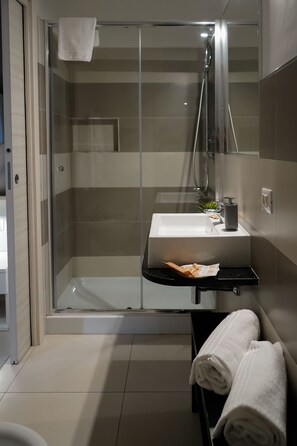 Tweepersoonskamer | Badkamer | Een douche, een regendouche, gratis toiletartikelen, een haardroger